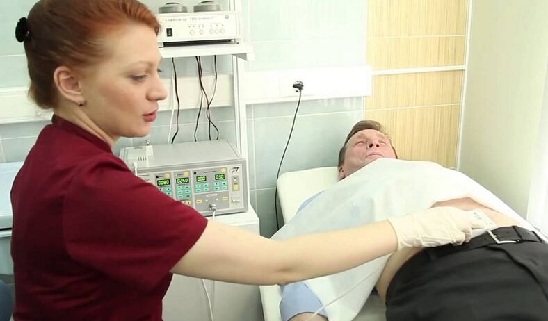 O médico examina o paciente para diagnosticar prostatite